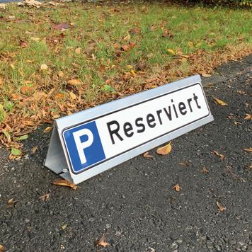 Parkplatzbegrenzung mit Schilderhalter